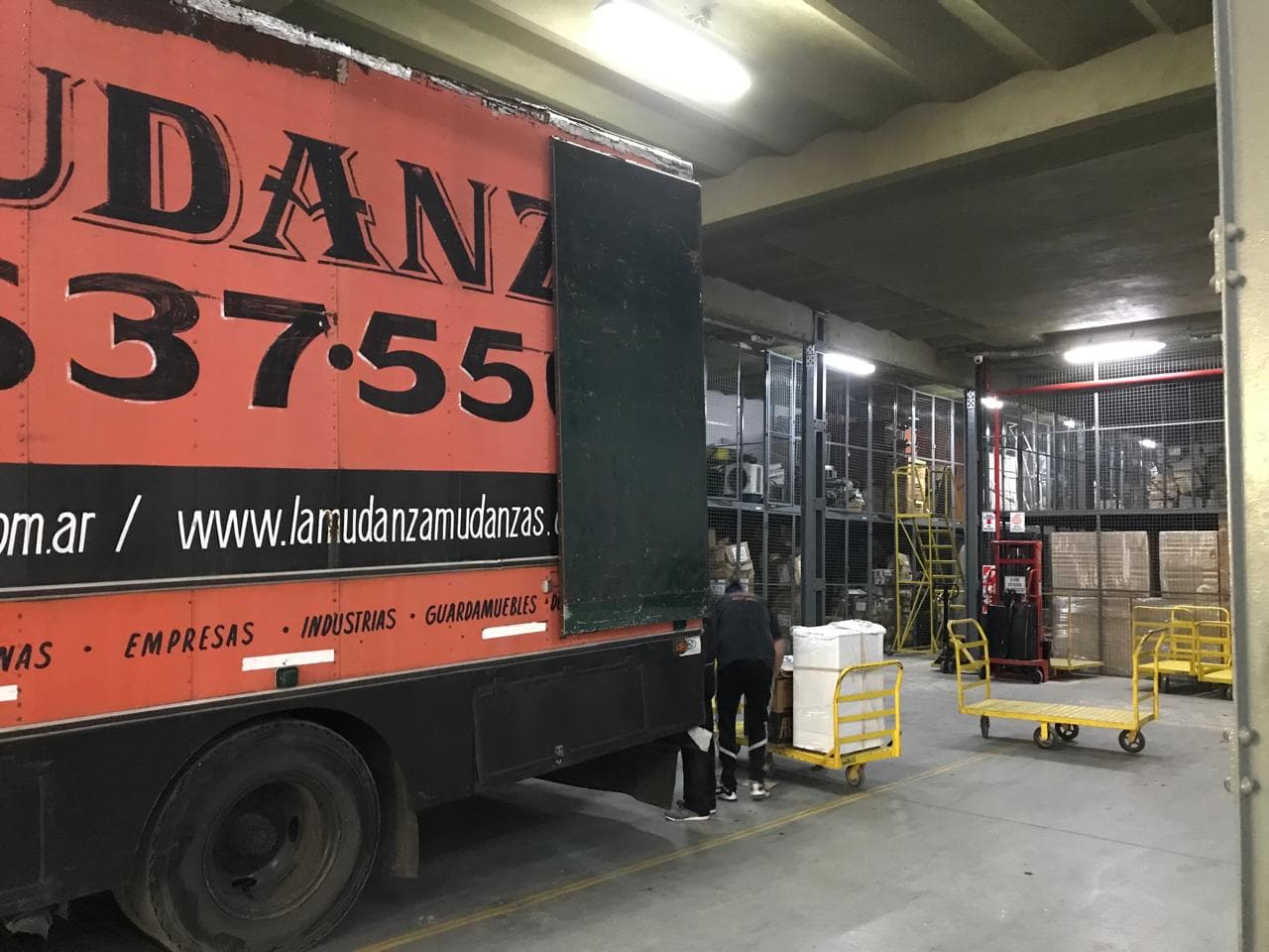 Camión de La Mudanza en depósito de guardamuebles en Buenos Aires