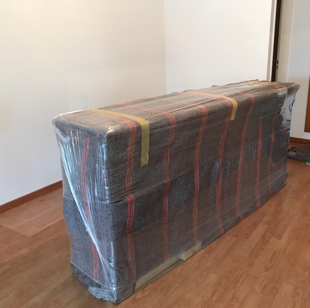Mueble embalado con mantas profesionales y film para protección en mudanza
