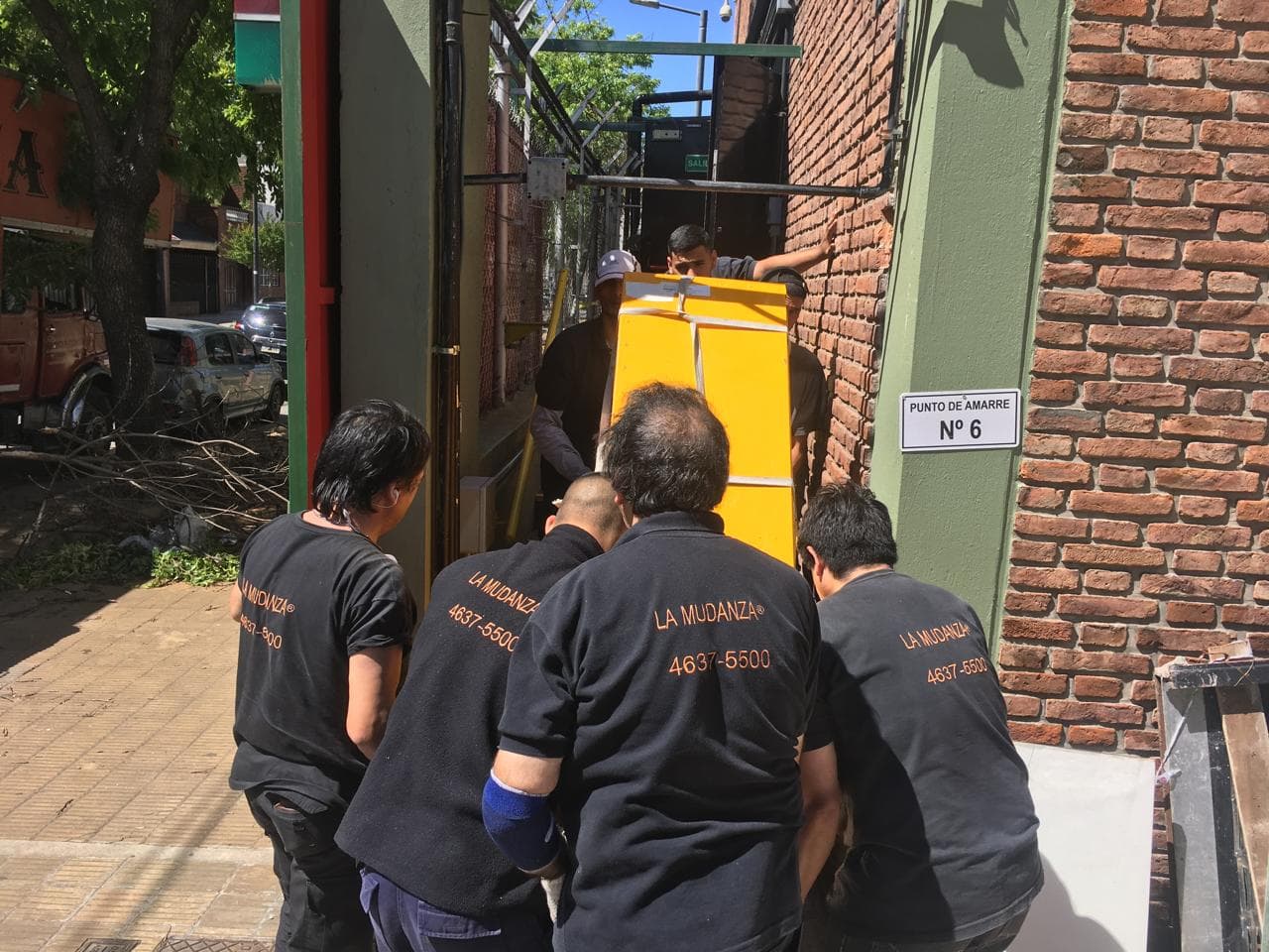 Equipo de La Mudanza cargando electrodoméstico en mudanza comercial en CABA