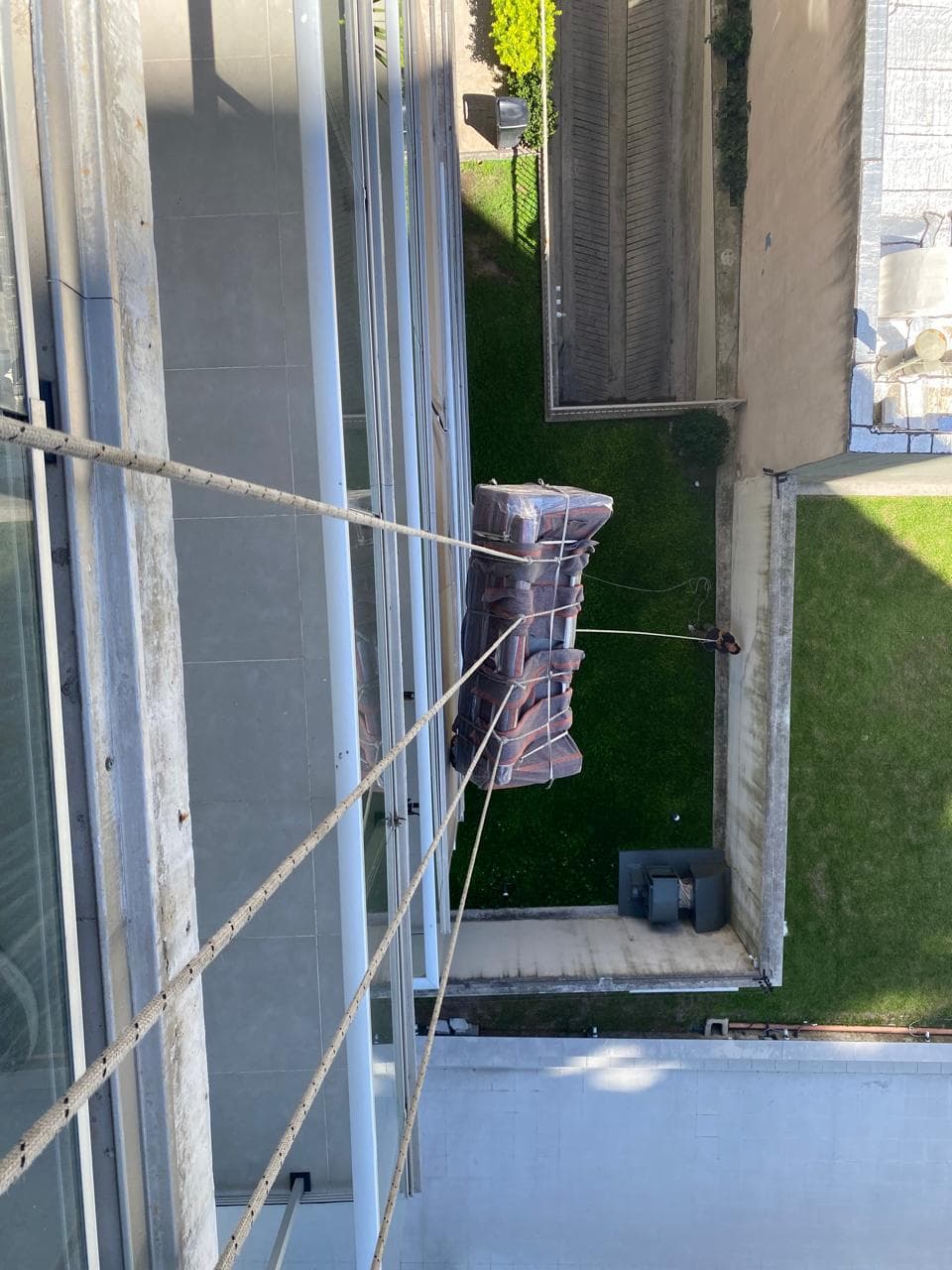 Izaje de sillón por balcón en mudanza residencial en Buenos Aires